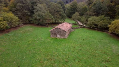 Vista-De-Drones-De-Una-Casa-De-Granero-En-Medio-De-Un-Bosque,-En-Las-Montañas,-Pirineos,-España,-Paisajes-Otoñales