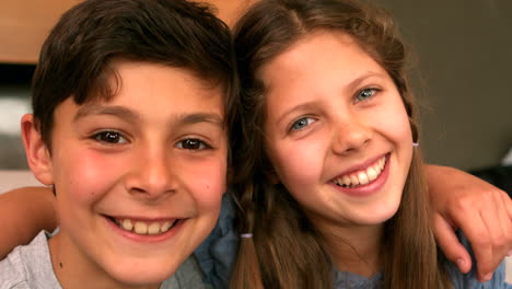 hermanos sonriendo a la cámara