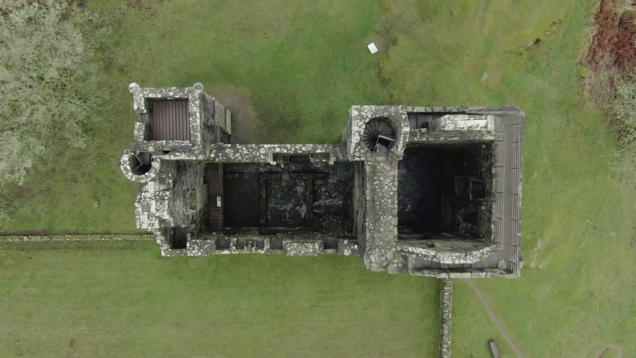 vista aérea de las ruinas del castillo de carnasserie en un día nublado en argyll and bute, escocia