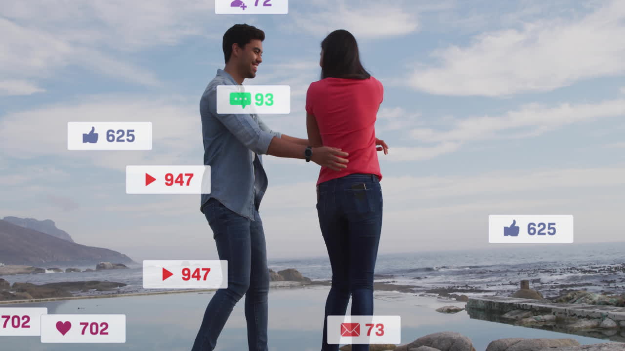 notificaciones de las redes sociales animación sobre una pareja disfrutando del tiempo en la playa