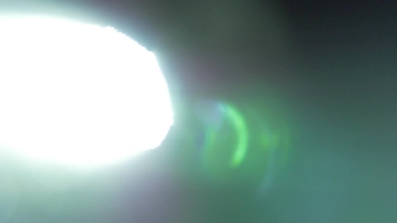Efeito Óptico de Reflexo de Lente com Luz Brilhante em Fundo Preto