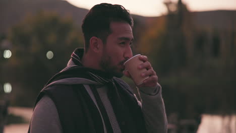 Taza-De-Café,-Naturaleza-Y-Rostro-De-Hombre-Relajado