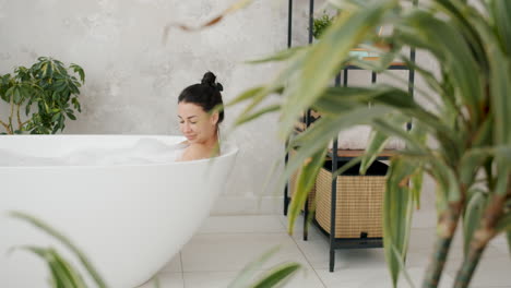 mujer relajándose en una bañera moderna