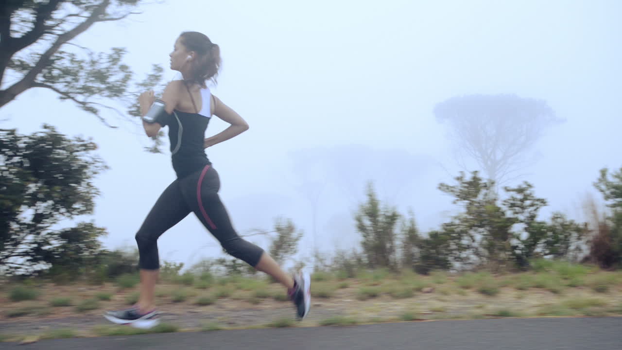 mujer corriendo en la carretera de cerca zapatos steadicam tiro