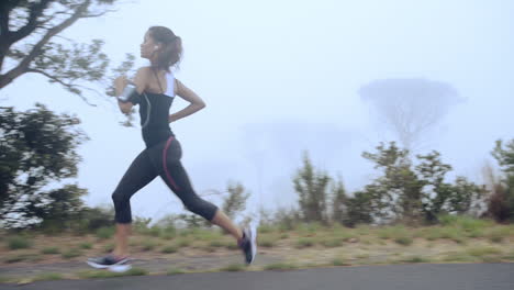 Mujer-Corriendo-Por-La-Carretera-Cerrar-Zapatos-Steadicam-Shot