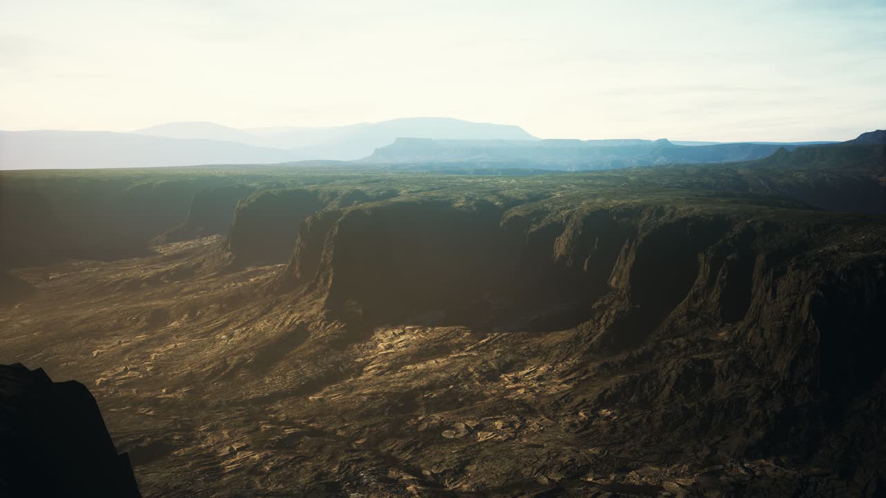 desierto rocoso en el dramático amanecer