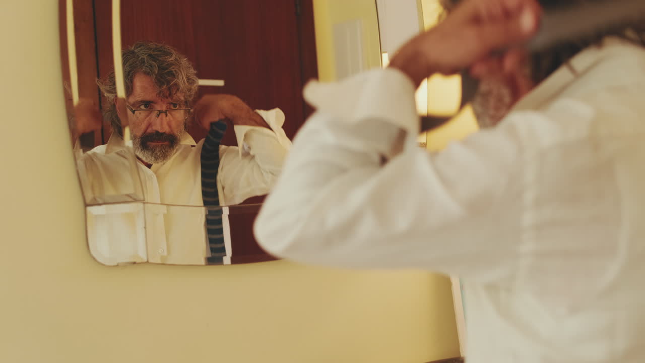 Uomo che si veste davanti allo specchio