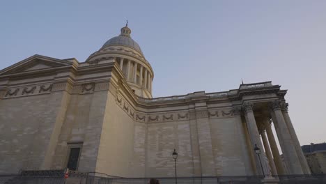 el exterior del monumento del panteón en parís, francia, filmado en cámara lenta