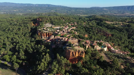 Pueblo-En-La-Cima-De-Una-Colina-Del-Rosellón-Famosos-Depósitos-De-Ocre-En-Las-Canteras-De-Arcilla-Aérea