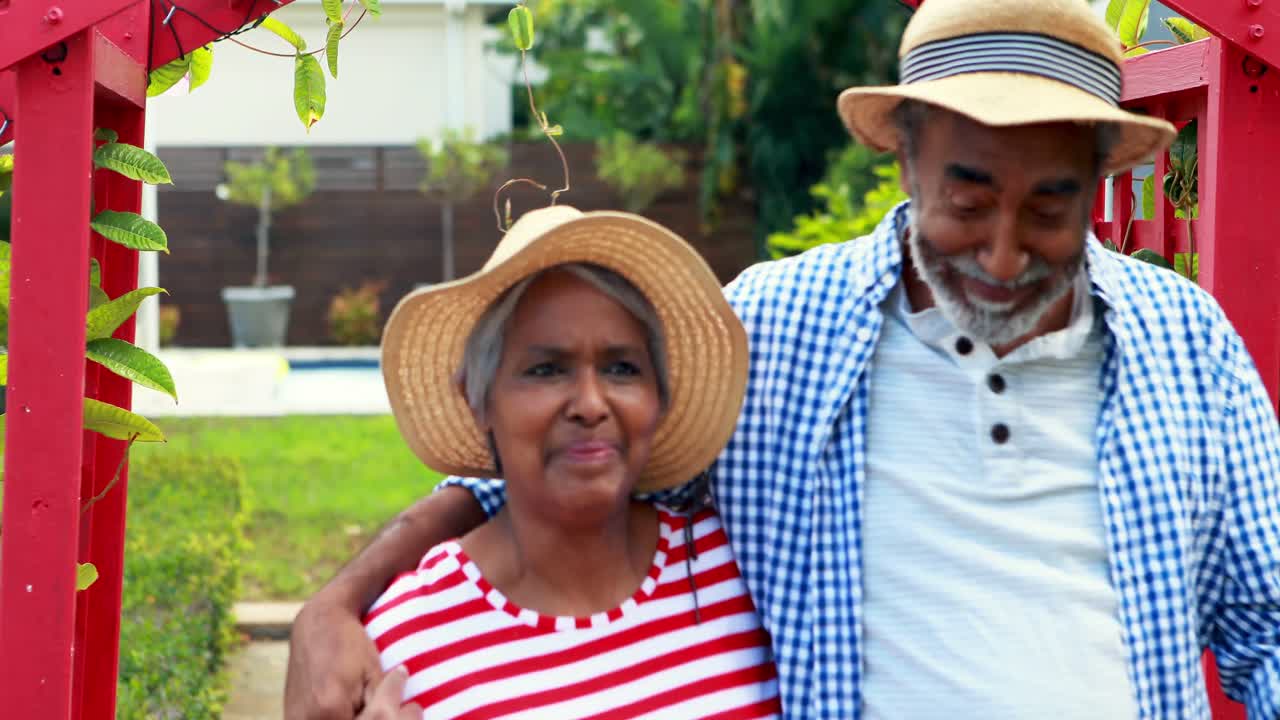 고위 부부가 정원에서  ⁇ 고 있습니다.