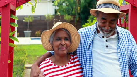 Pareja-Mayor-Caminando-En-El-Jardín