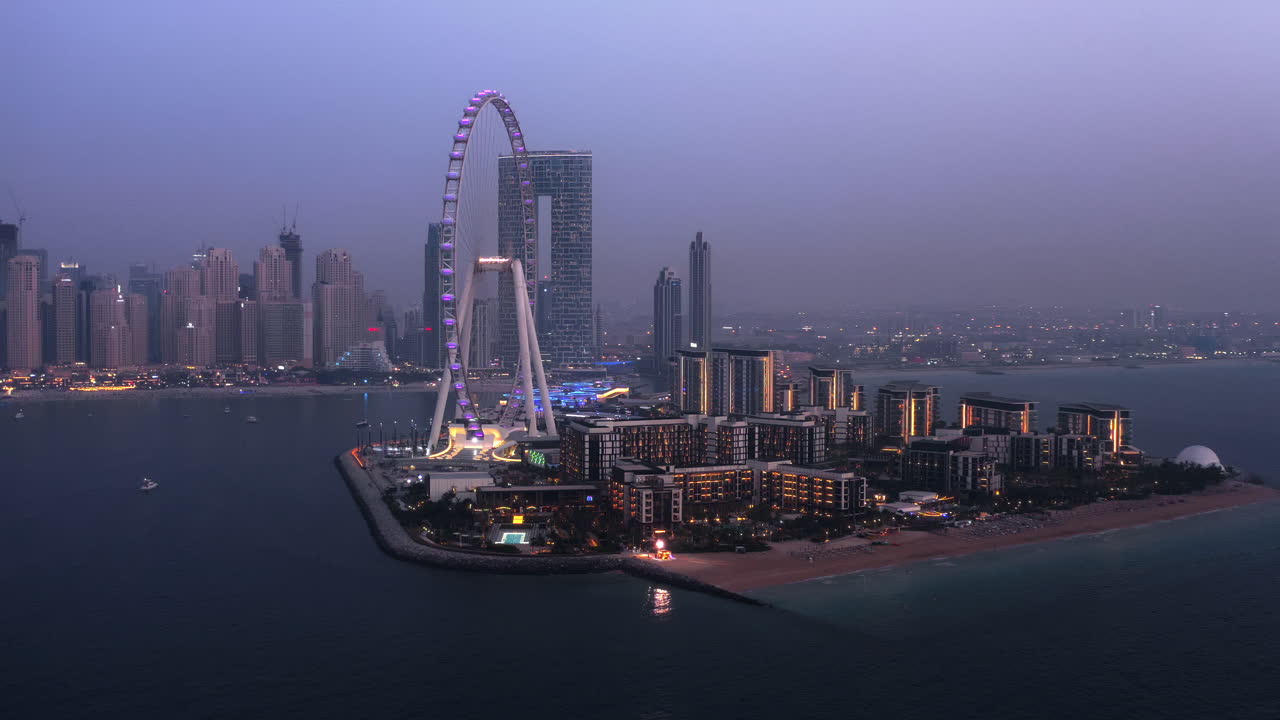 Skyline di Dubai di notte con ruota panoramica