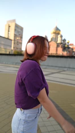 woman dancing in the city