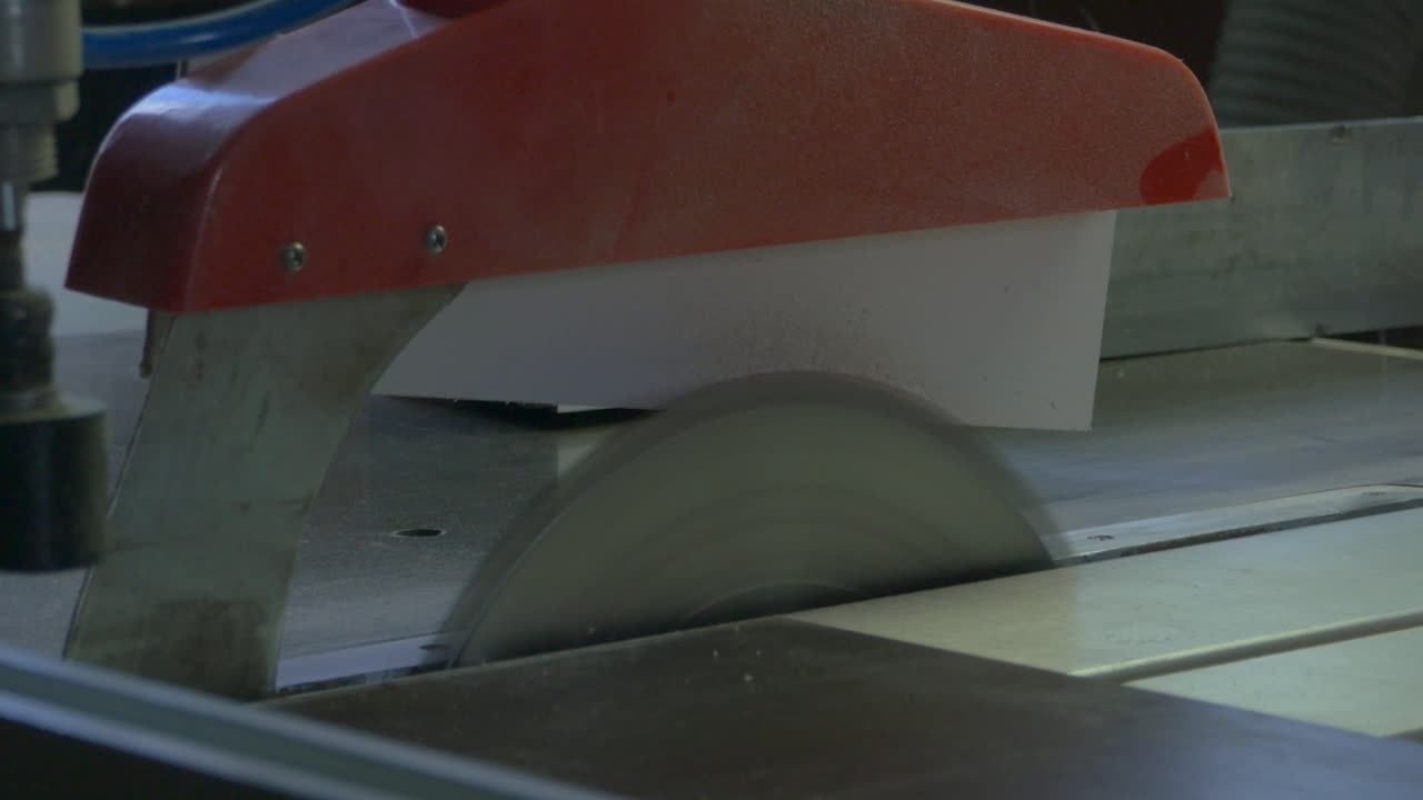 máquina industrial de corte de azulejos en acción