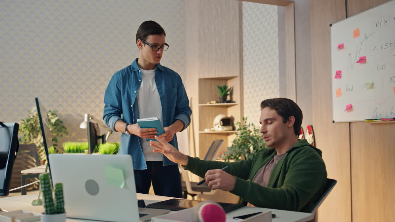 colegas discutiendo el proyecto juntos. diseñador web hablando con un colega de trabajo