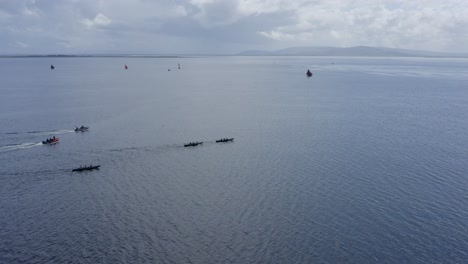 Drone-Orbita-Alrededor-De-Botes-De-Remos-Currach-Moviéndose-Rápidamente-En-Mar-Abierto