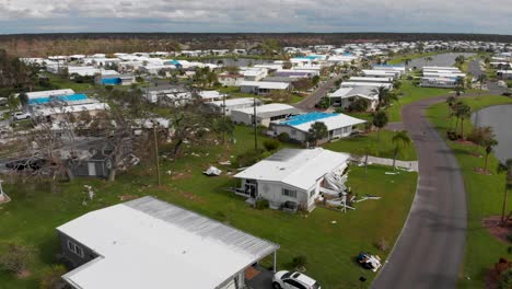 Video-De-Drones-De-4k-De-Daños-Por-Huracanes-En-Un-Parque-De-Casas-Móviles-En-North-Port,-Florida---07