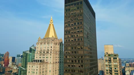 edificio de la vida de nueva york a la izquierda, horizonte de la ciudad de nueva york, aérea