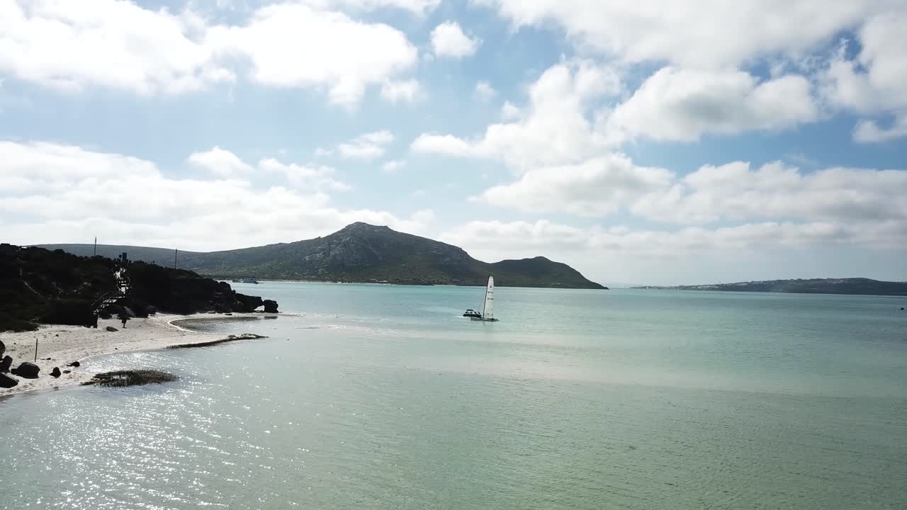 해변에서 요트에서 멀리 날아가는 드론 샷