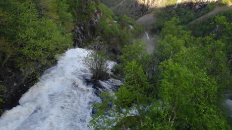 Cascada-Skærvsfossen.-Noruega.-Imágenes-De-Drones-4k