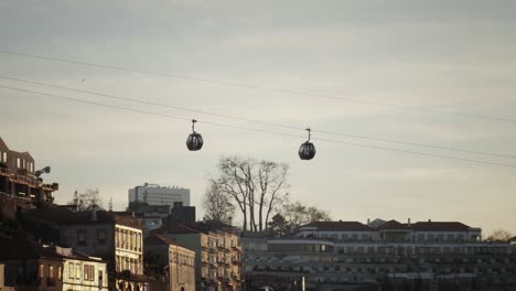 Dos-Teleféricos-Alejándose-Uno-Del-Otro-En-Cámara-Lenta-En-Porto