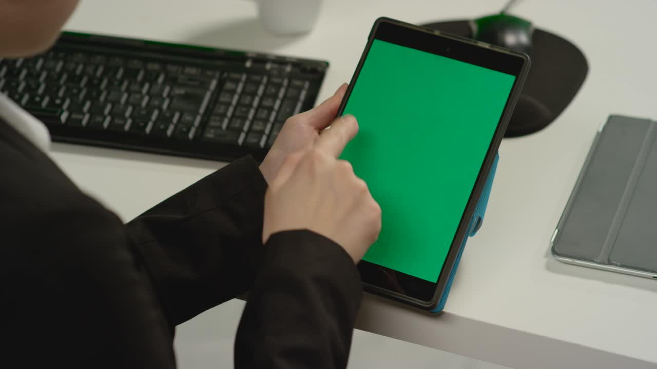 cu mujer haciendo gestos de deslizamiento en la tableta con pantalla verde