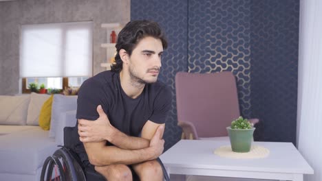 el joven discapacitado es considerado y mira por la ventana de la casa.