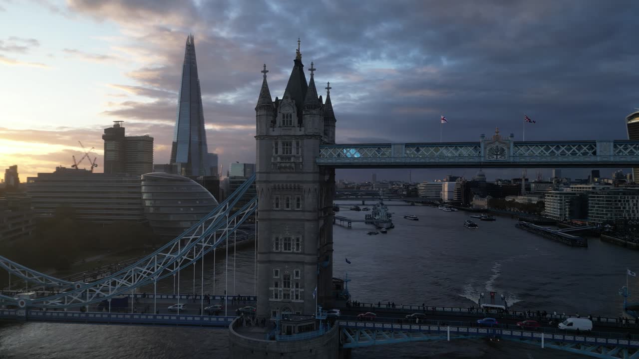 Pemandangan Detail yang Berfokus pada Salah Satu Menara Batu Ikonik Tower Bridge di London. Close-up Ini Menampilkan Arsitektur Kebangkitan Gotik, Tekstur Bersejarah, dan Desain Rumit Pilar Jembatan.