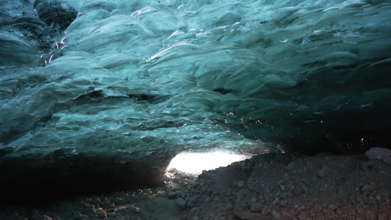 cueva de hielo en el glaciar jokulsarion en islandia