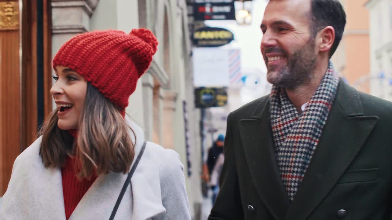 Ritratto di uomo sorridente con borse della spesa in città