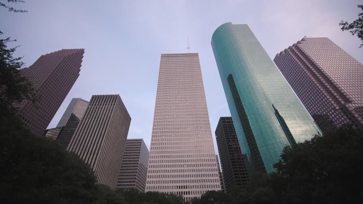 Vista 4K de ângulo baixo dos arranha-céus do centro de Houston-6
