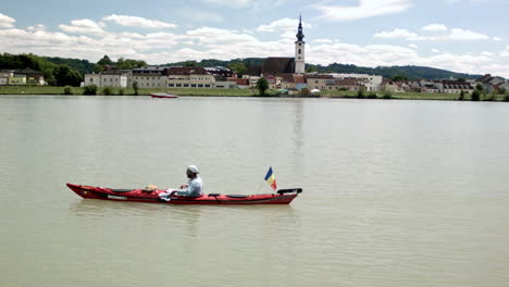 Häuser-Am-Ufer-Der-Donau-8