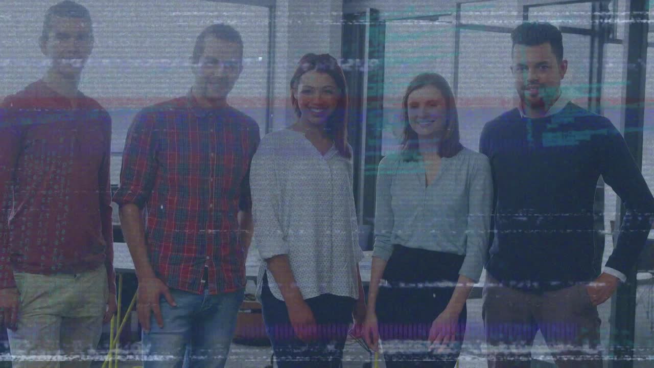 animación de interferencia y procesamiento de datos sobre diversas personas de negocios en la oficina