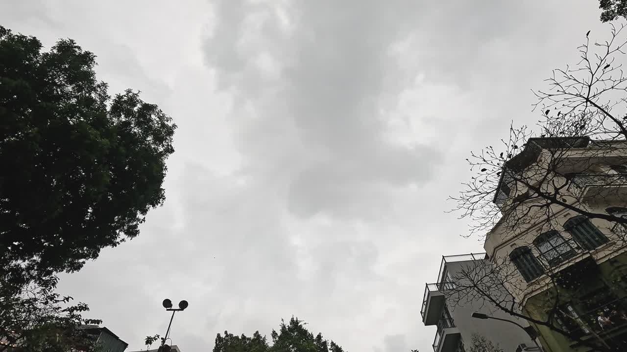 lapso de tiempo de las nubes que se mueven sobre los edificios de la ciudad