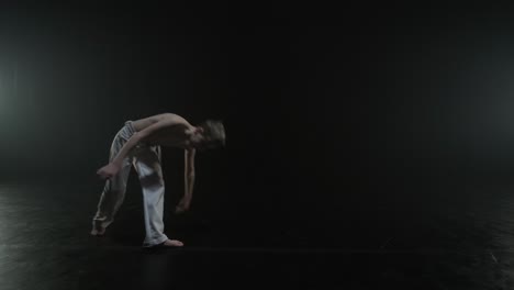 actuación de capoeira por un niño