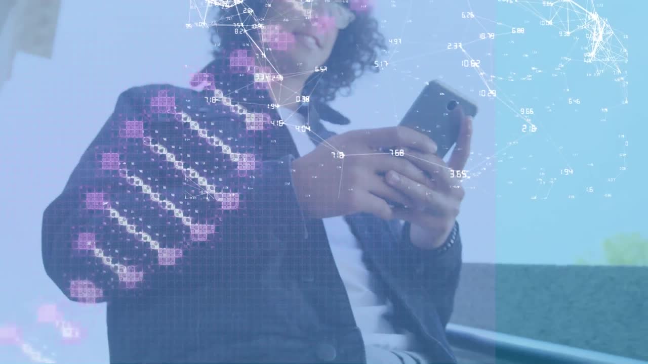 animación del procesamiento de datos sobre un hombre biracial usando un teléfono inteligente