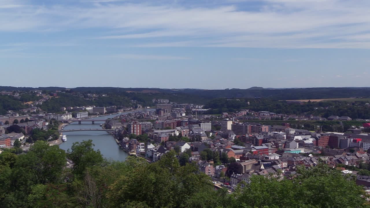 vista panorámica de la ciudad y el río mosa y el valle desde la cima de la ciudadela de namur, bélgica, panorámica derecha.
