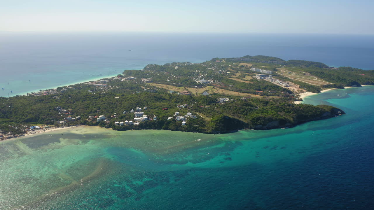 위의 보라카이, 필리핀에서 불라보그 해변과 전체 섬에 대한 높은 각도 전망