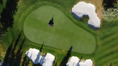 Drohnenaufnahme-Eines-Grünen-Golfplatzes-In-Den-Rocky-Mountains-Von-Banff-Und-Kananaskis-Von-Alberta,-Kanada,-Direkt-Nach-Unten