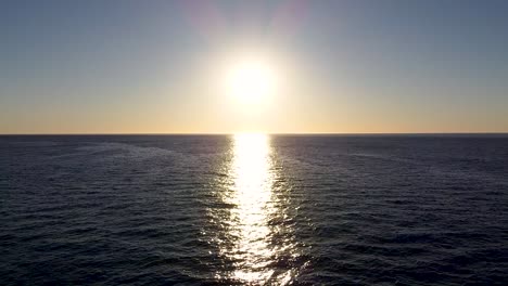 Sonne-Reflektiert-Sich-Bei-Sonnenuntergang-Vom-Meer