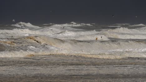 Tormenta-En-El-Mar,-Vientos,-Grandes-Olas-Rompen-En-Scheveningen,-La-Haya,-Países-Bajos