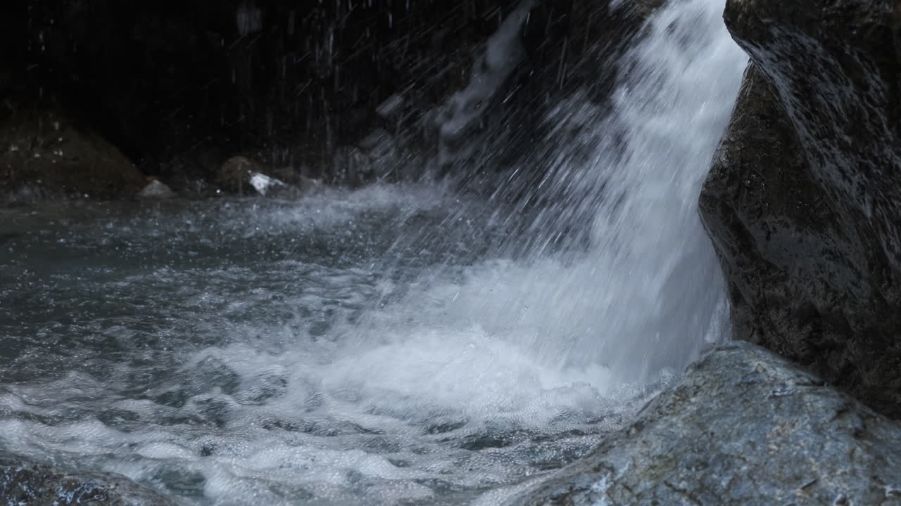водопад, падающий по скалам.