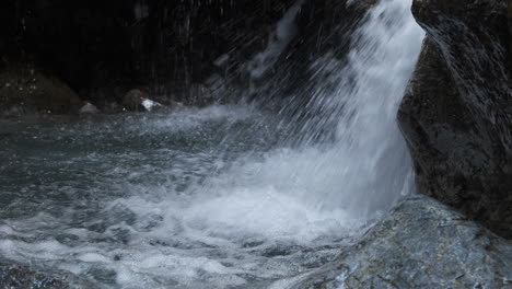 cataratas en cascada sobre las rocas
