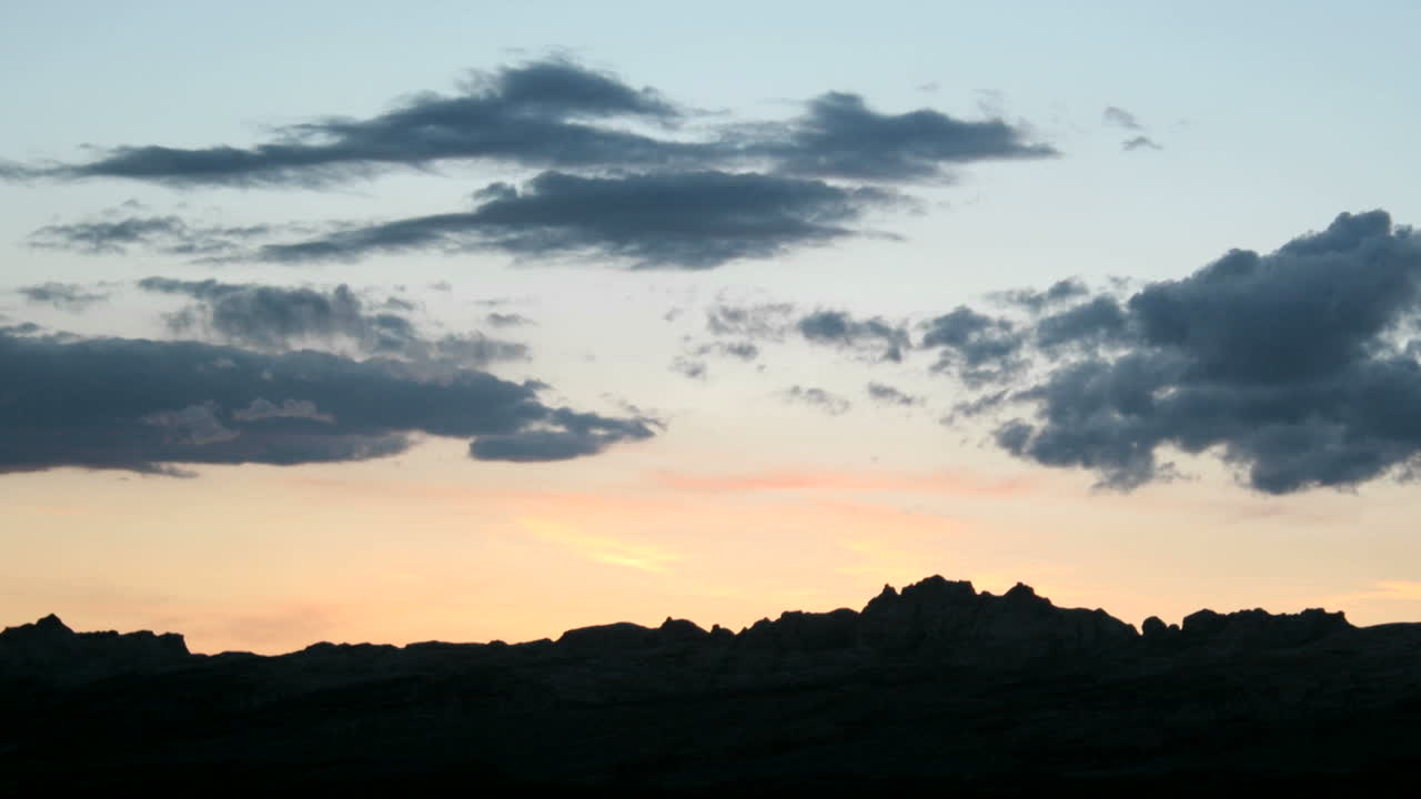 황금빛 하늘에서 강렬하고 희미해지는 색상의 느린 오른쪽 팬