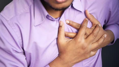 hombre con dolor en el pecho