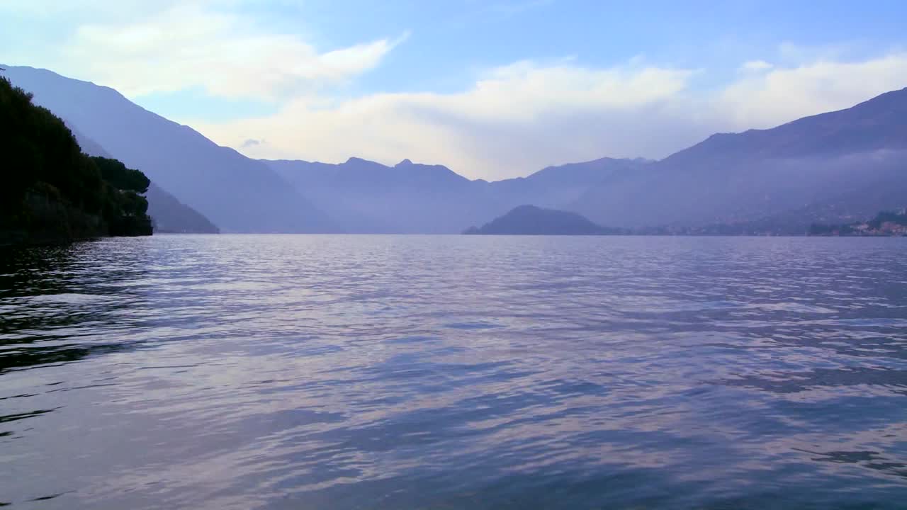 아름다운 산 호수의 수위 보기