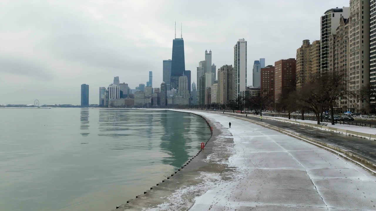 Persone che camminano sulla Concrete Beach sotto gli alti edifici della Gold Coast, Chicago, USA - Vista aerea