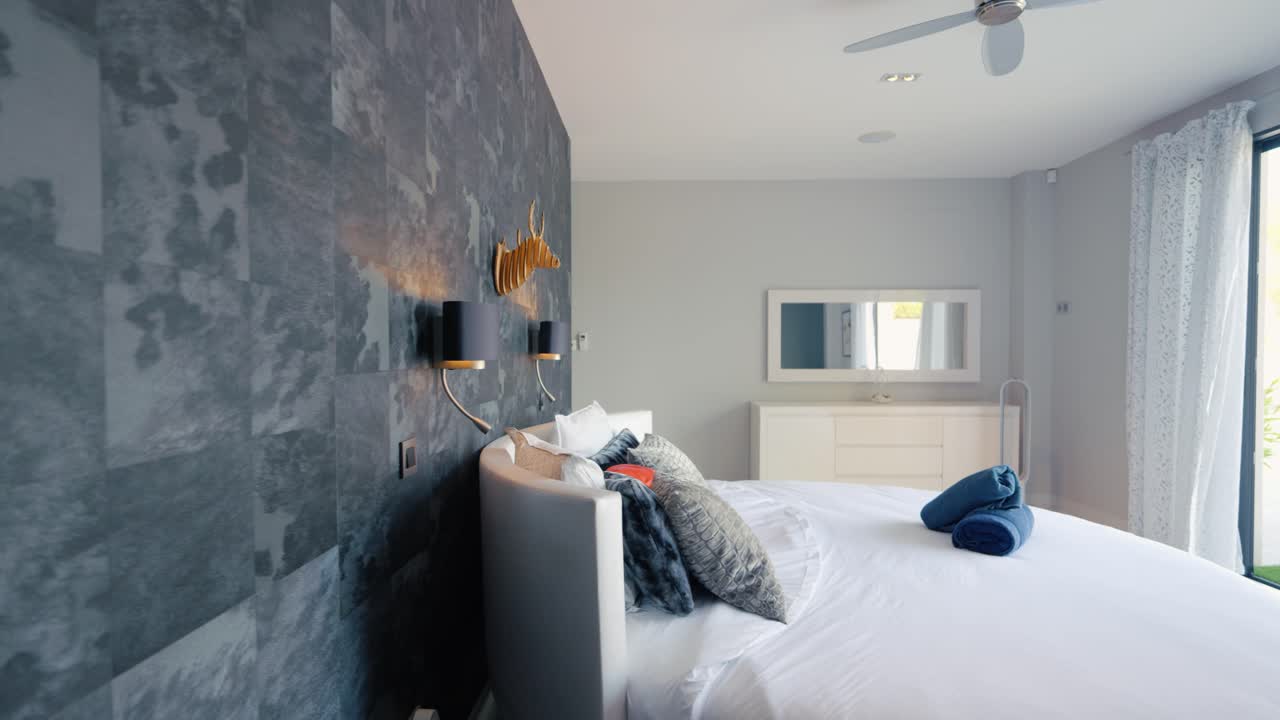 transiciones cinematográficas que revelan la grandeza de las habitaciones en una lujosa villa contemporánea