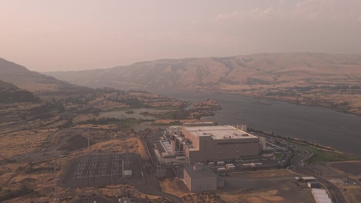 Veduta aerea di un data center a The Dalles, Oregon, vista attraverso il fumo e la foschia degli incendi boschivi, con visibilità ridotta sul circostante fiume Columbia