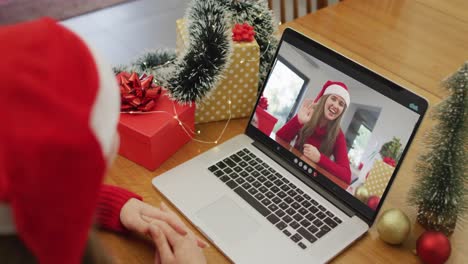 Mujer-Caucásica-En-Videollamada-Con-Una-Amiga-En-Navidad